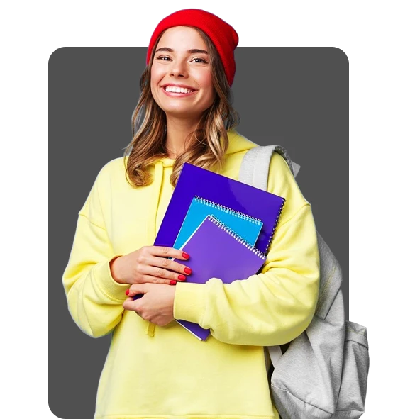 Mulher sorridente de gorro vermelho e blusa amarelo com capuz carrega mochila